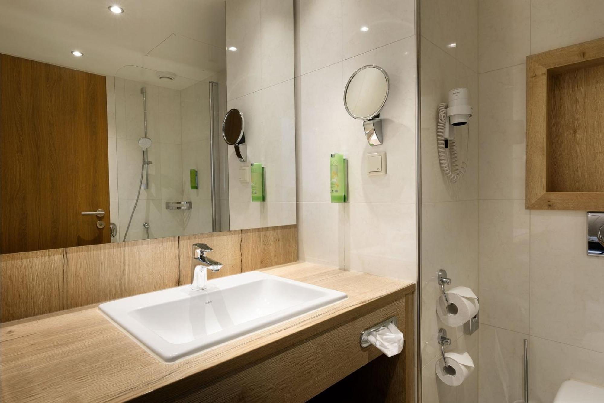 Centre By Ihg Hotel 4*